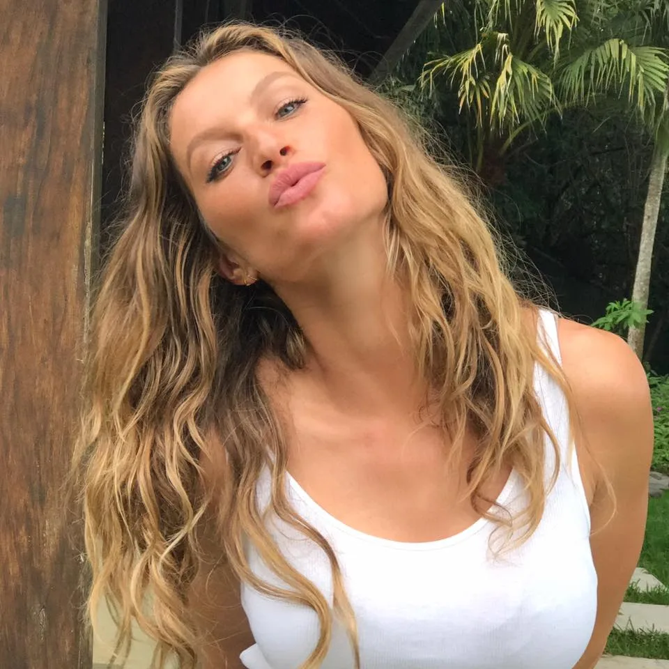 Gisele Bündchen aparece de cabelo curto em campanha da Vivara