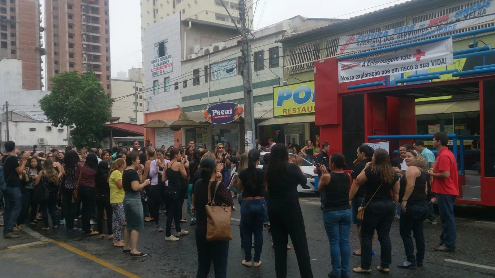 Manifestação de servidores bloqueia acesso à Prefeitura de Vila Velha