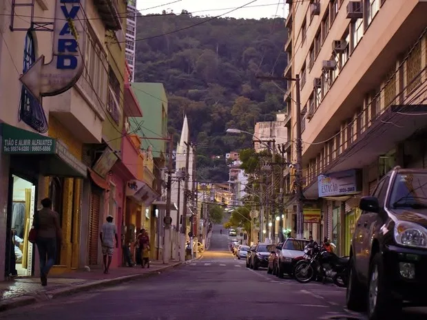 Bares do Centro de Vitória têm horário limite para retirar as mesas das ruas