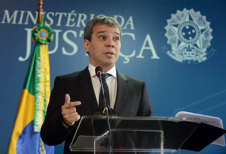 Decisão de ministro da Justiça é adiada