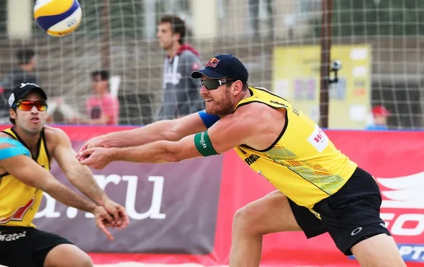 Brasileiros vencem duas e perdem uma no vôlei de praia