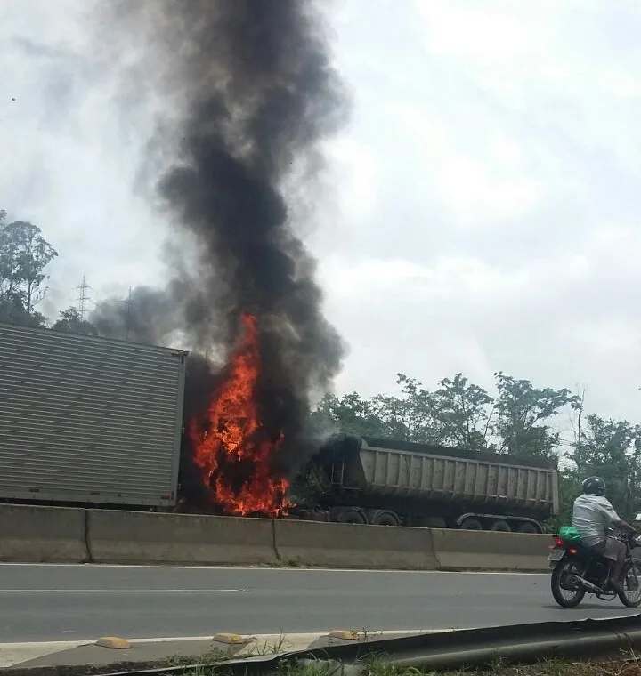 Carreta pega fogo e trânsito é interditado na Rodovia do Contorno, em Cariacica