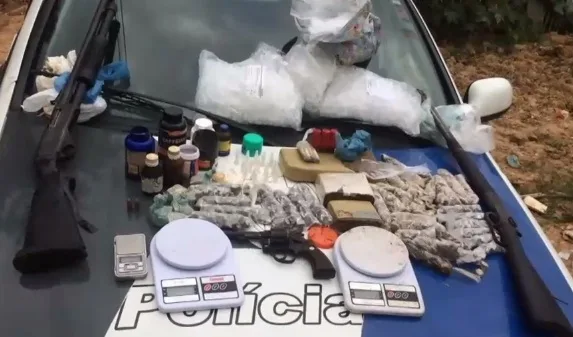 Polícia apreende diversos materiais no bairro Juscelino Kubitschek em Cariacica