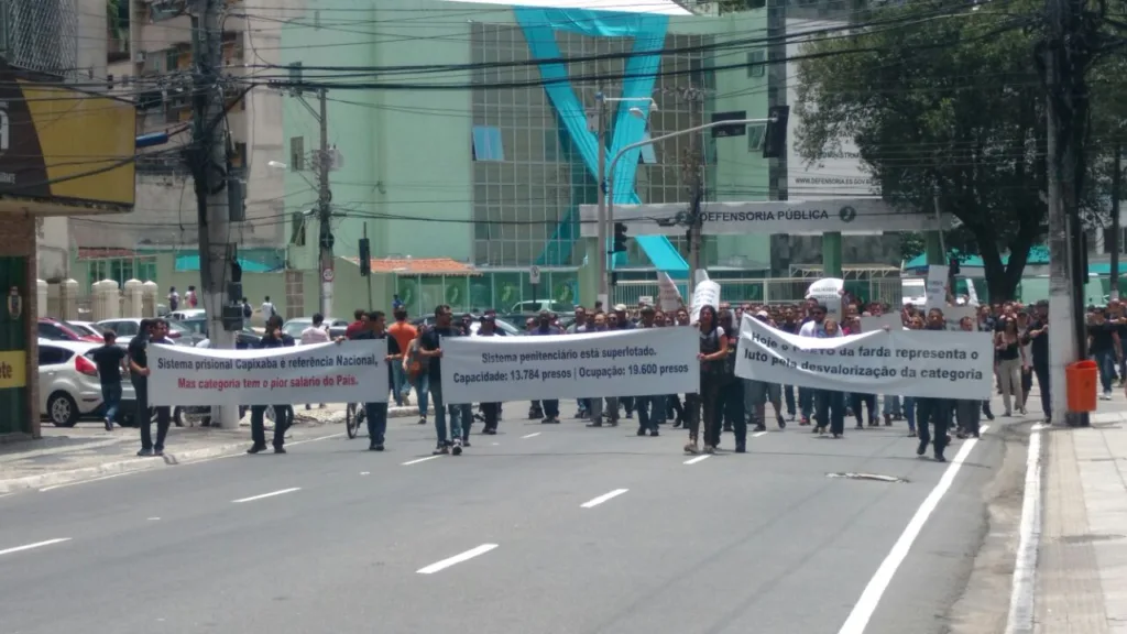 Agentes penitenciários protestam e trânsito fica complicado em Vitória