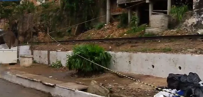 Homem é encontrado morto com pelo menos 10 tiros em escadaria de bairro em Vila Velha