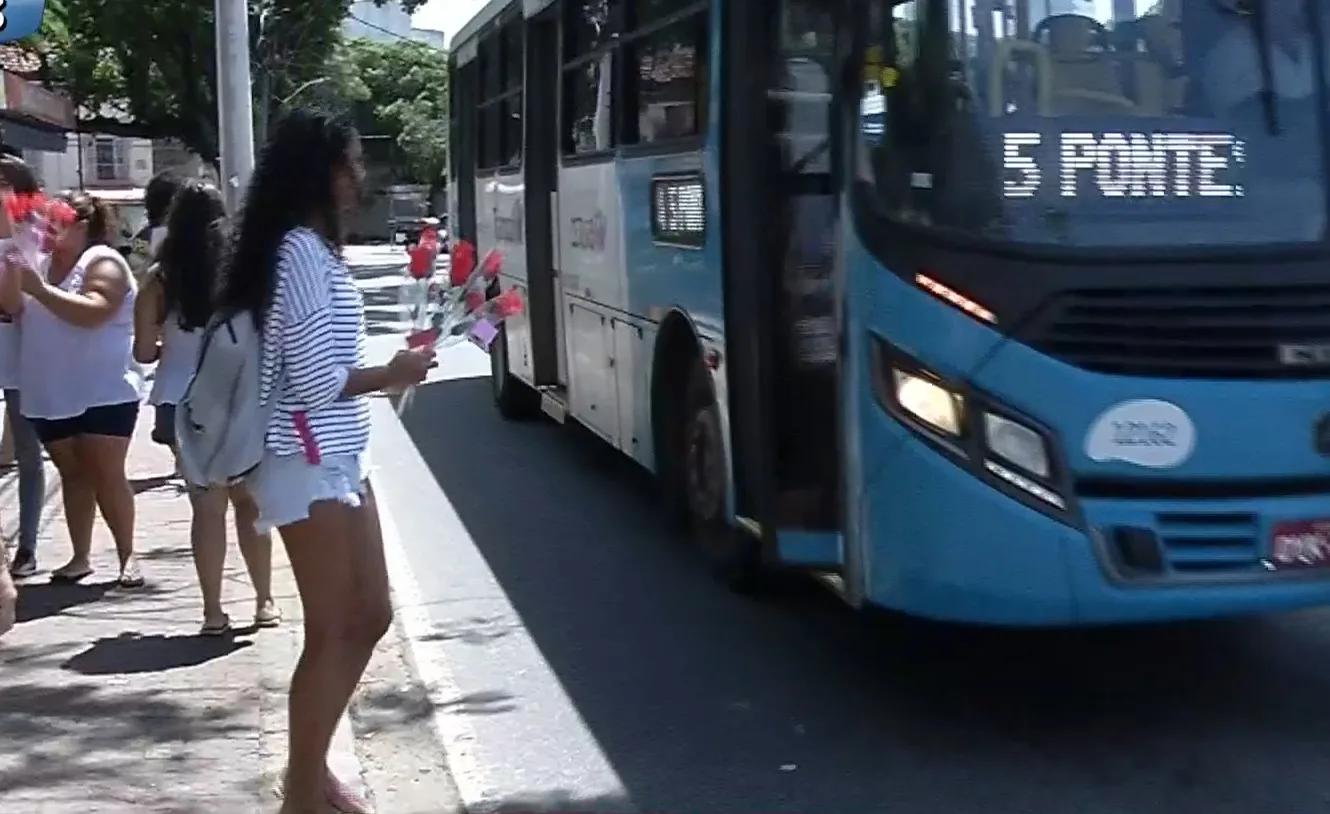 Entregando rosas a rodoviários, família de jovem assassinado por motorista faz protesto em Vitória