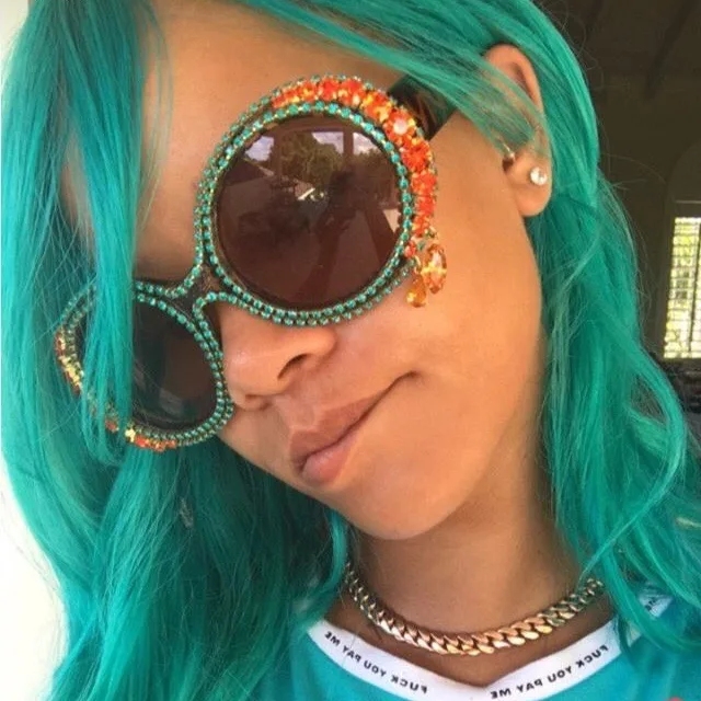 Rihanna inova no visual e aparece com cabelo azul