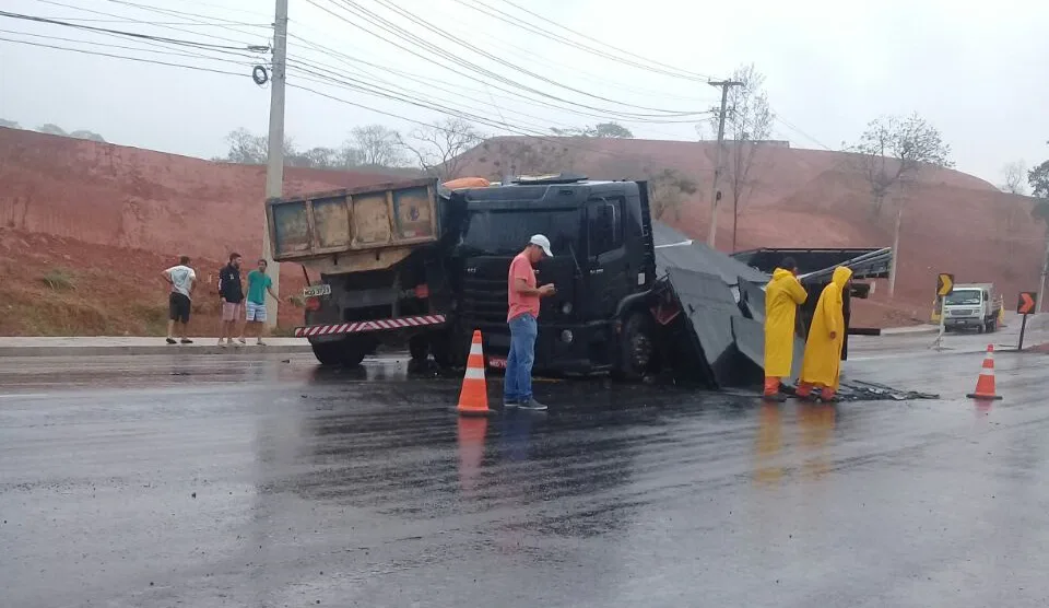 Acidente entre dois caminhões deixa trânsito lento na Rodovia ES 482 em Cachoeiro