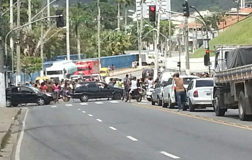 Aulas na Ufes de Maruípe são suspensas após novo protesto de moradores do Bairro da Penha