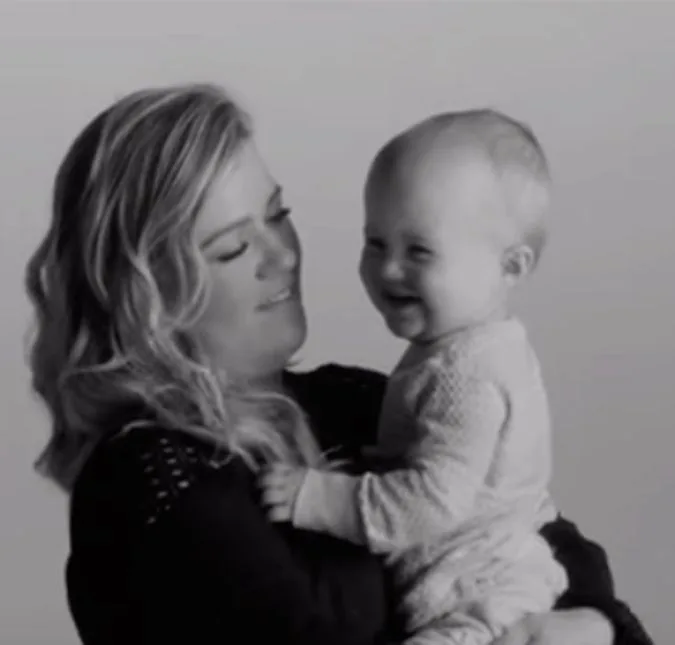 Kelly Clarkson divulga novo clipe com a participação de sua filha