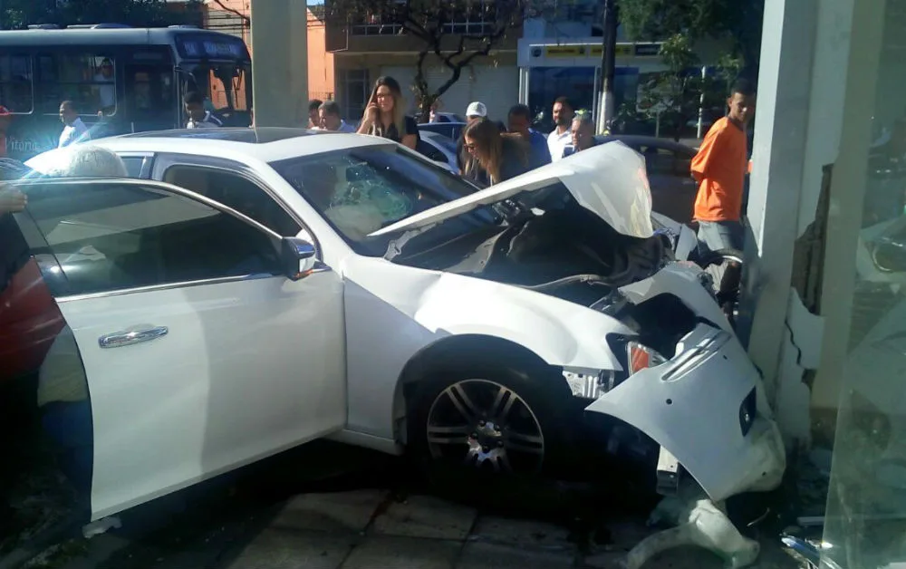 Idoso perde controle de carro de luxo e bate em concessionária em Vitória