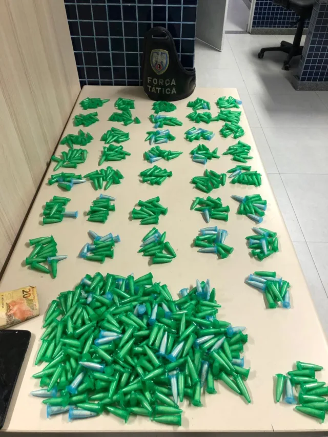 Adolescente de 14 anos é apreendido com mais de 600 pinos de cocaína em Vila Velha