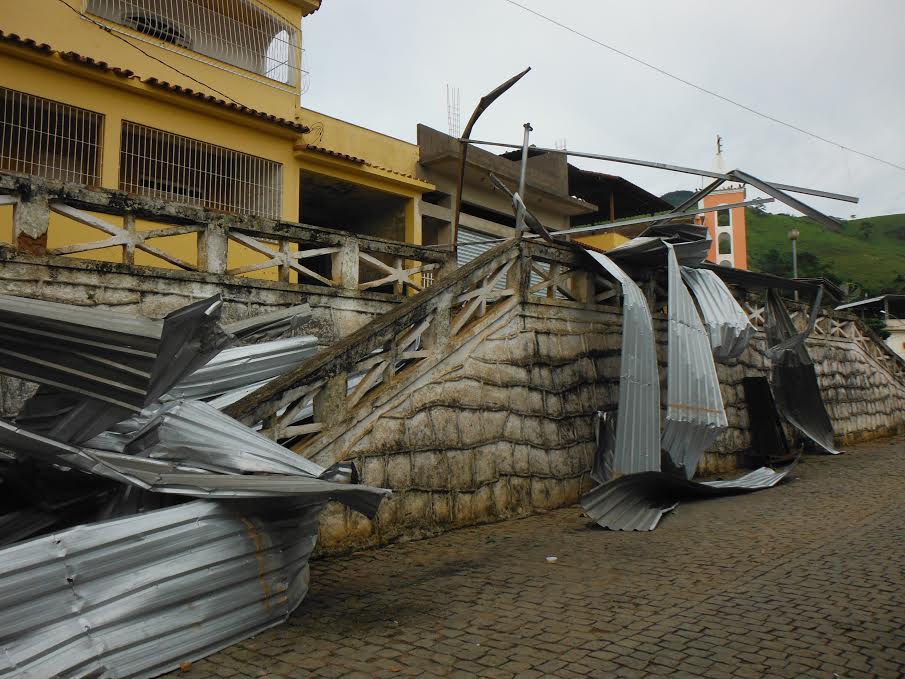 Árvores são arrancadas e famílias ficam desabrigadas após chuva em Mimoso do Sul