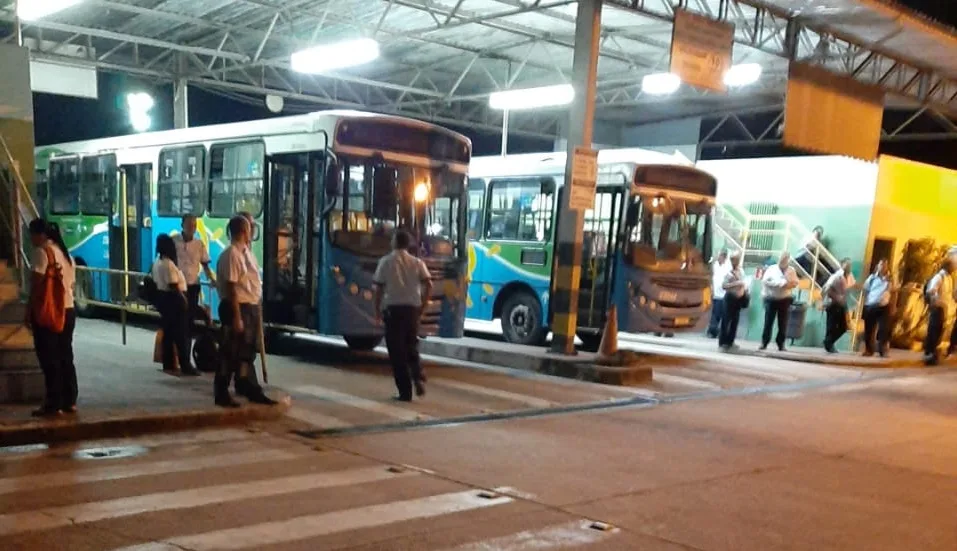 Motoristas e cobradores do Transcol realizam protesto contra a falta de EPI em garagens da GV