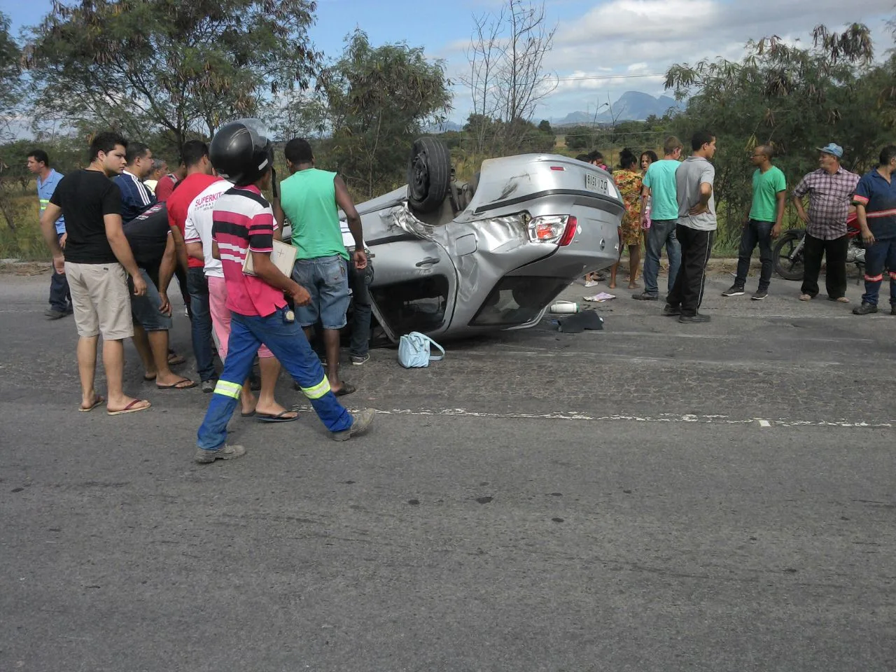 Bebê e mais cinco pessoas ficam feridas em capotamento na BR 101 na Serra