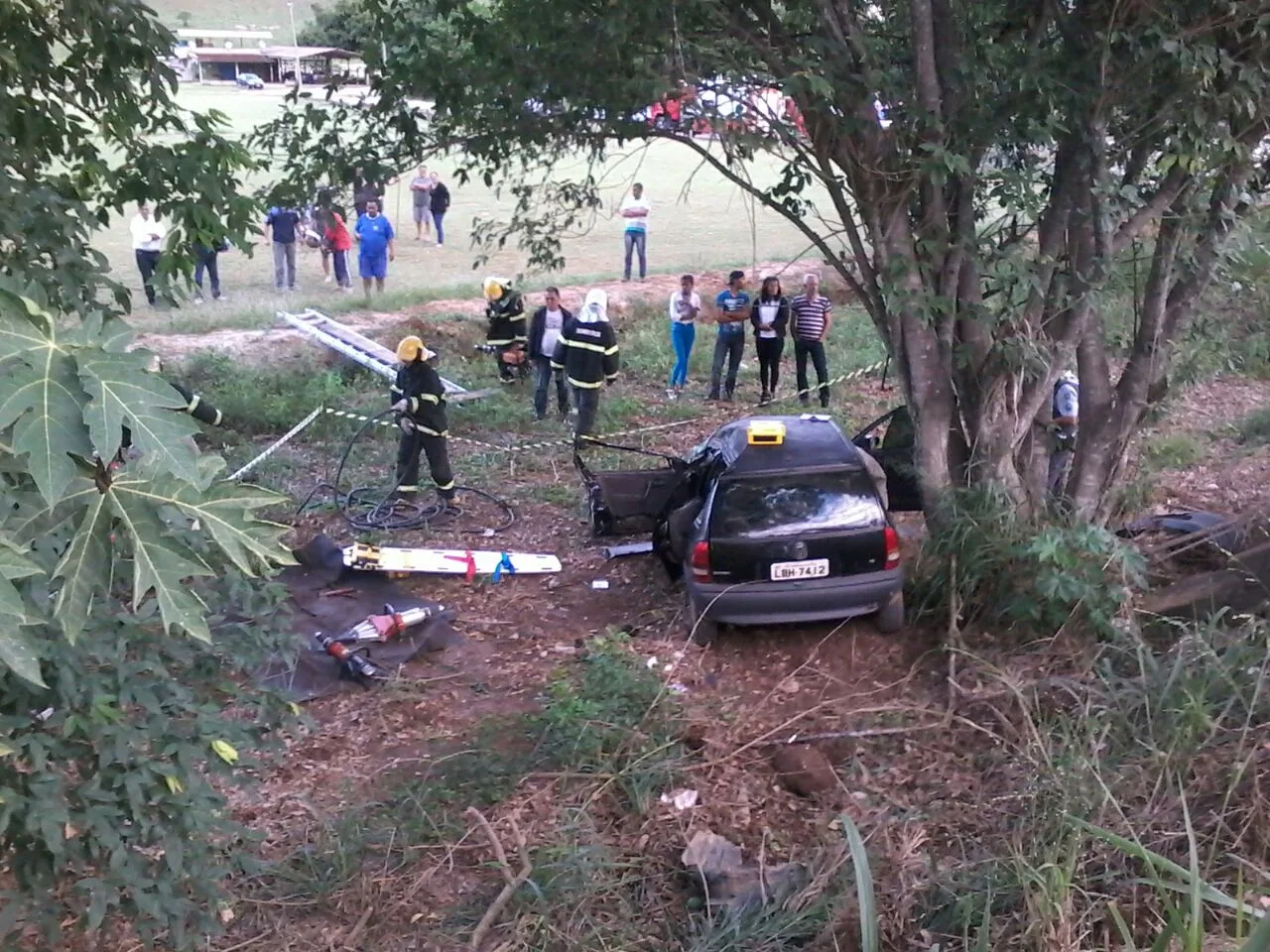 Quatro feridos após carro bater em árvore e despencar em ribanceira em Cachoeiro