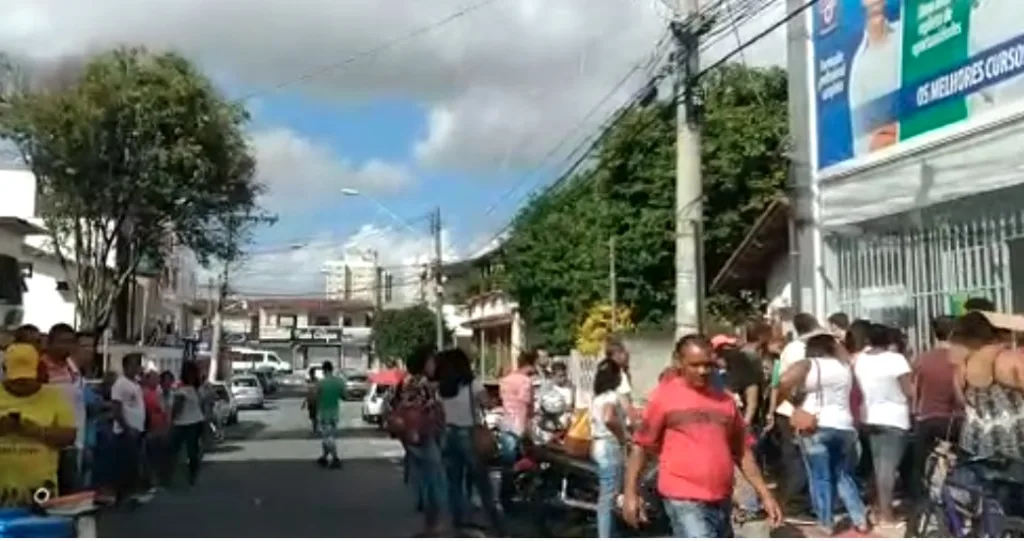 Feirão de empregos atrai multidão na manhã deste domingo na Serra Feirão de empregos atrai multidão na manhã deste domingo na Serra