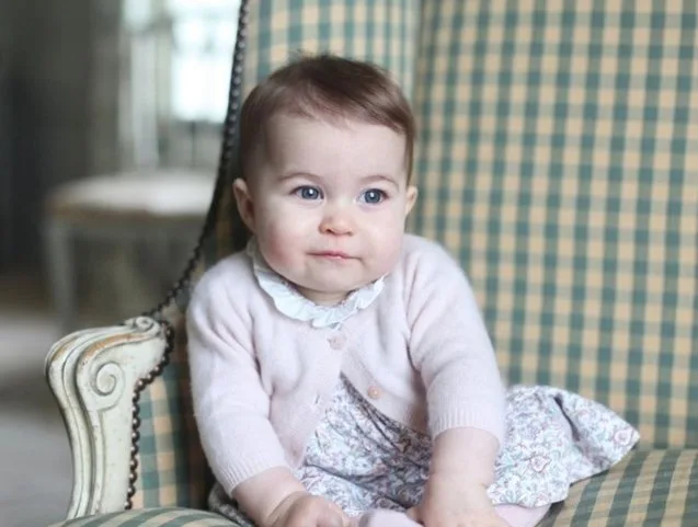 Charlotte faz aniversário e ganha presentes de familiares e líderes mundiais