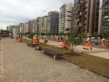 Mutirão de limpeza conta com 250 garis e retira mais de 25 toneladas de lixo do réveillon em Vitória