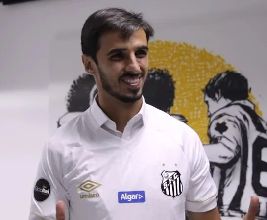 Com desequilíbrio muscular, Bryan Ruiz não deve estrear pelo Santos neste sábado