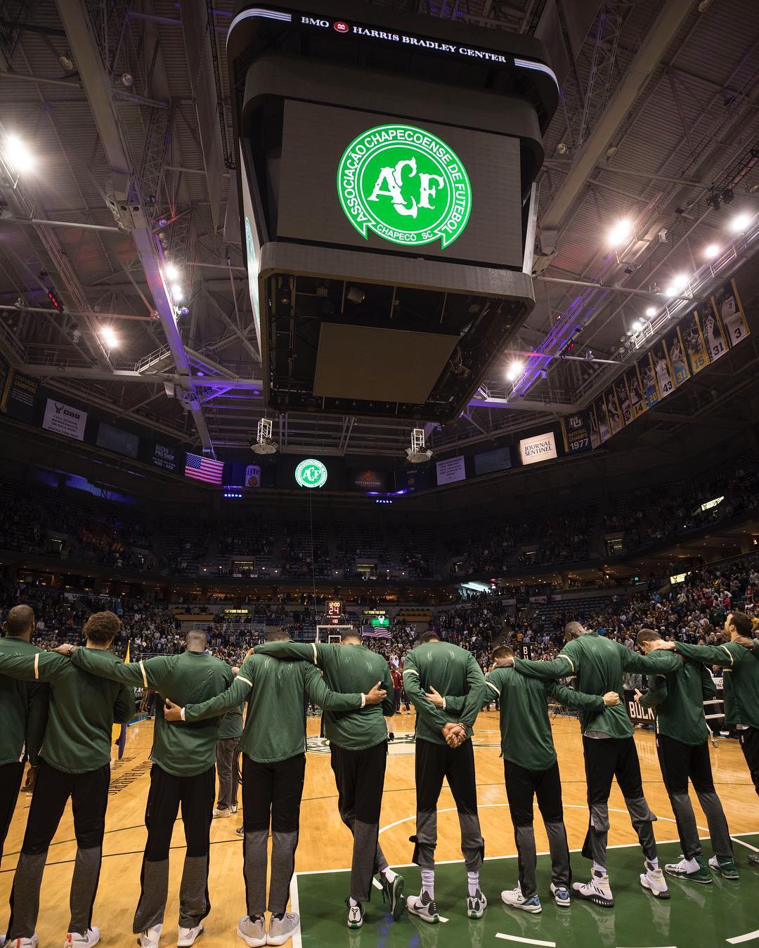 Em noite marcada por tributos à Chapecoense na NBA, Bucks bate líder Cavaliers