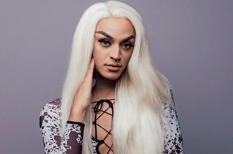 Hacker invade canal do YouTube de Pabllo Vittar e posta foto de Bolsonaro