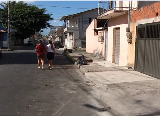 Tiroteio em feira livre deixa feirante e suposto traficante feridos na Serra