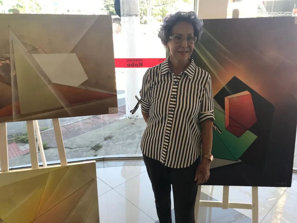 Café com Arte: artista plástica Clores Lage expõe obras em concessionária de Vitória