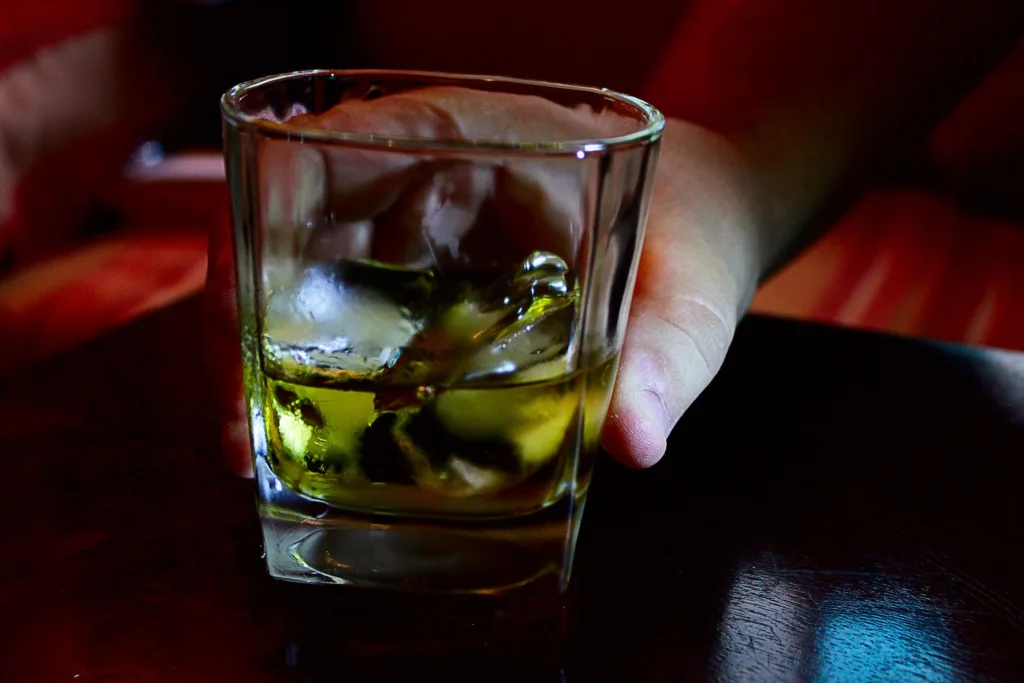 Como identificar bebidas falsas e evitar riscos de metanol? Veja 7 dicas