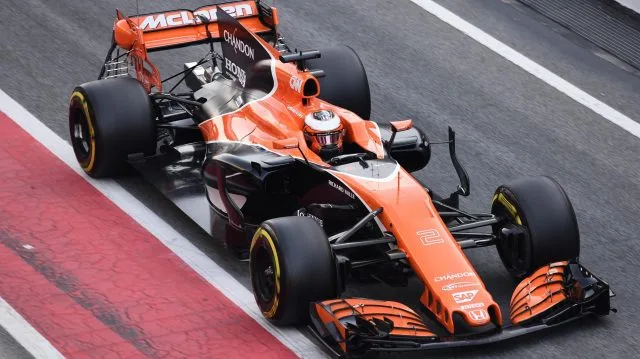 Dupla da McLaren perde 15 posições no grid do Azerbaijão por mudanças no motor