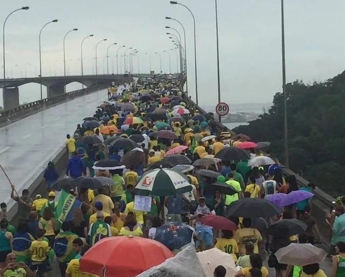 Capixabas fazem protesto em apoio a Lava Jato e contra a corrupção em Vitória