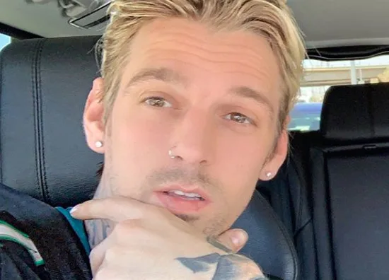 Aaron Carter grita com juiz durante audiência após ser ordenado a entregar suas armas