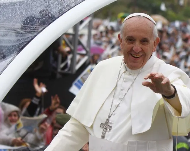 Papa Francisco faz gesto para a China em viagem a Ásia