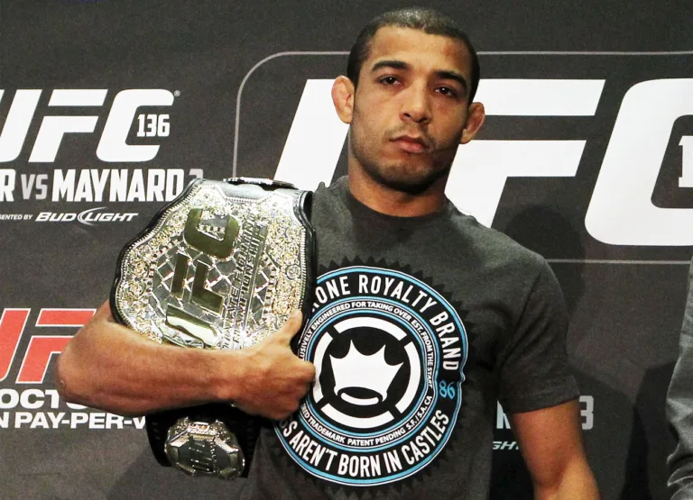 José Aldo sai desfigurado, mas mantém cinturão do UFC