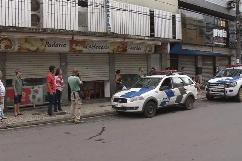 Troca de tiros entre bandidos e policial dentro de padaria em Cariacica deixa dois feridos