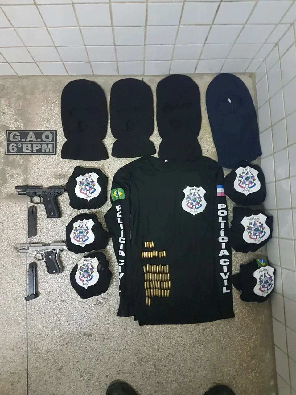 Grupo é preso com armas e camisas da Polícia Civil na Serra