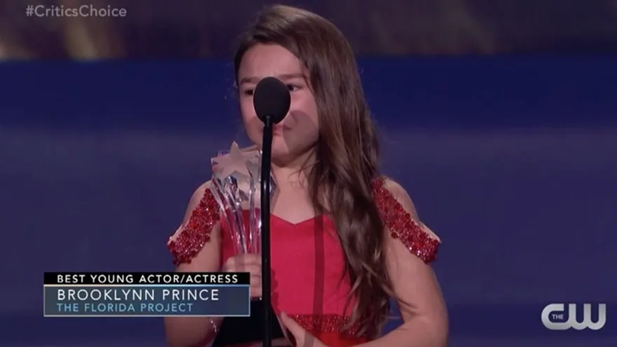 Brooklynn Prince chora ao receber troféu no Critics' Choice Awards 2018