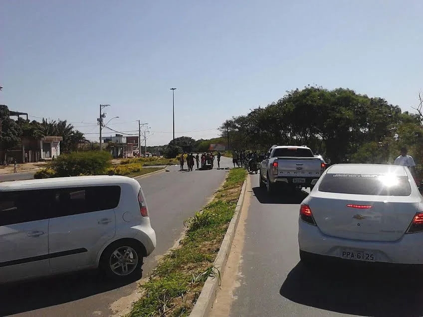 Rodovia do Sol é interditada e moradores protestam contra falta d'água em Setiba