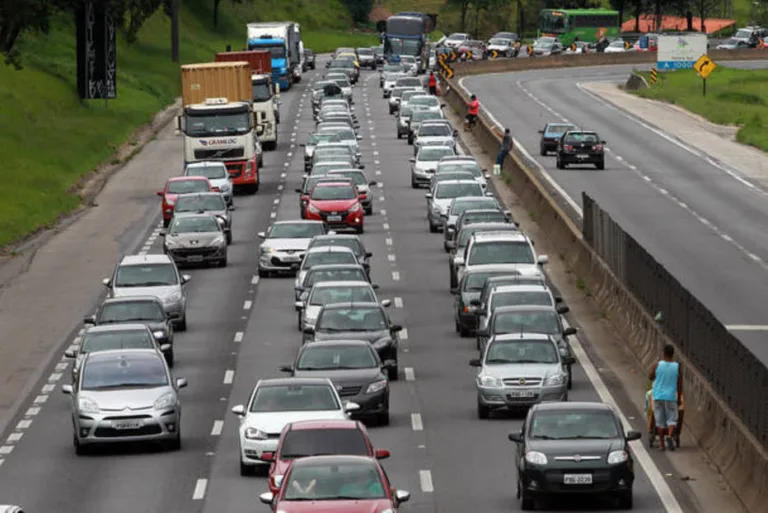 EF3 MAIRIPORA / SP 04/01/2015 CIDADES TRANSITO / RODOVIA FERNAO DIAS. Movimentacao do transito na rodovia Fernao Dias entre Atibaia e Mairipora. Na foto km, 56, sentido interior / Sao Paulo. FOTO EVELSON DE FREITAS/ESTADÃO