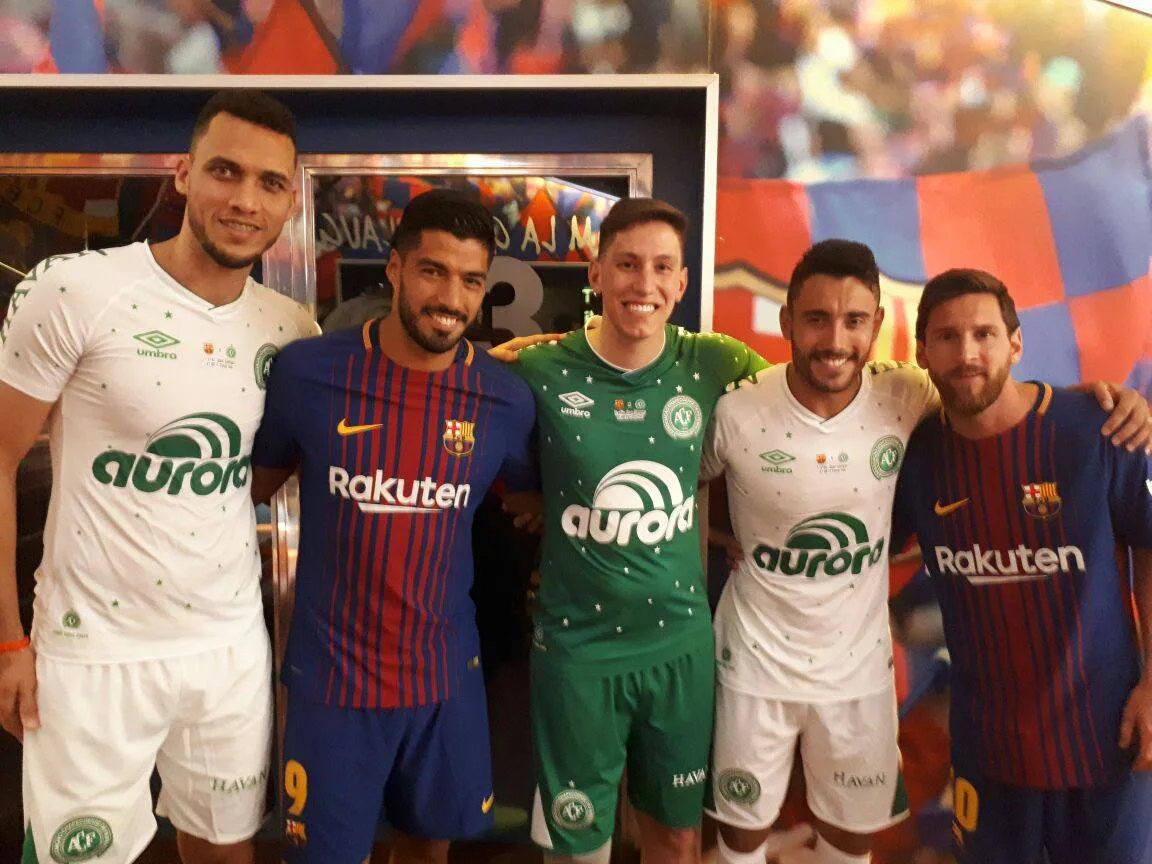 Barcelona faz 5 a 0 na Chapecoense em dia de homenagens e volta de Alan Ruschel