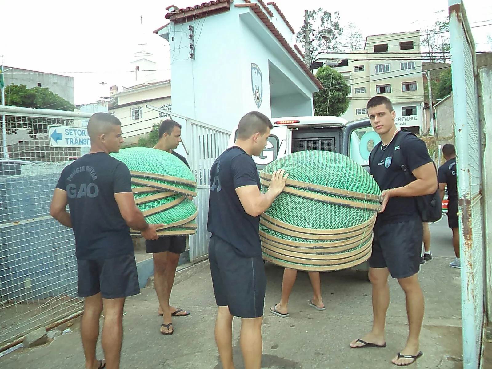 Mais de 100 militares do ES atuam no Rio Doce para retirada dos peixes