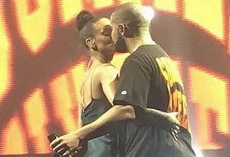 Drake se declara novamente para Rihanna durante show!