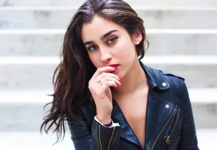 Lauren Jauregui, da banda Fifth Harmony, assume bissexualidade em carta que critica Trump