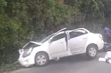 Três pessoas ficam feridas depois de acidente entre carro e moto em Domingos Martins