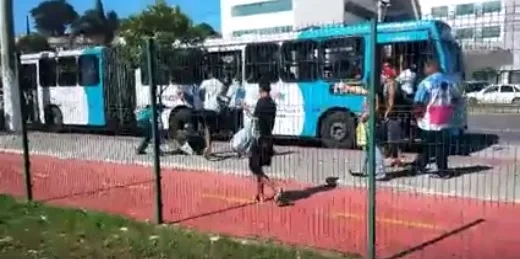 Vídeo flagra briga entre dupla, cobrador e motorista de ônibus em Vitória