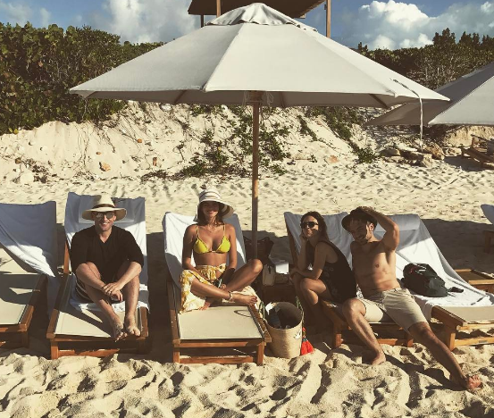 Bruna Marquezine e Tatá Werneck relaxam com amigos em praia do Caribe