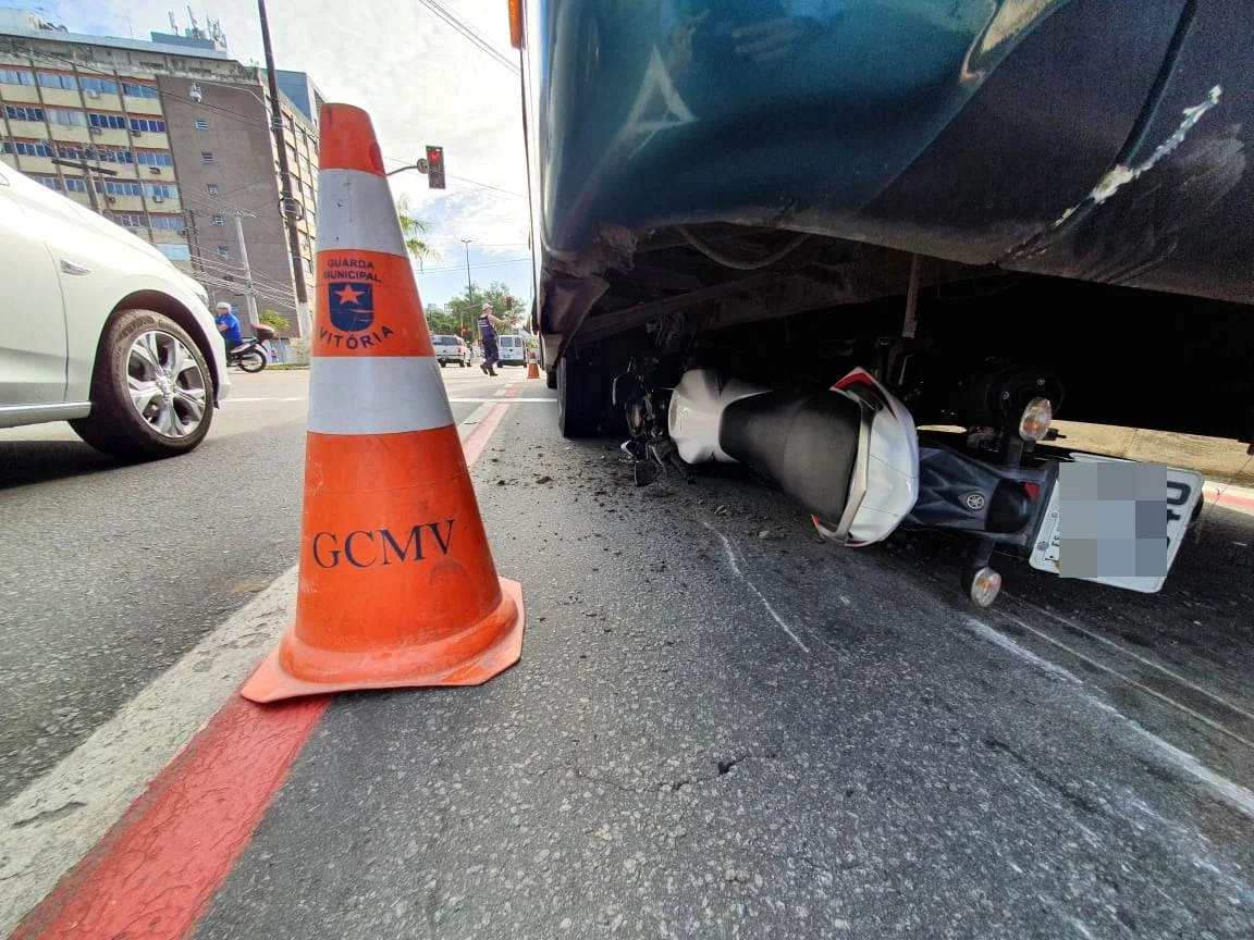 Moto vai parar embaixo de ônibus e motociclista fica ferido em acidente na Avenida Beira-Mar