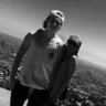 Victoria Beckham toma um susto quando percebe que seu filho, Brookyln, cresceu