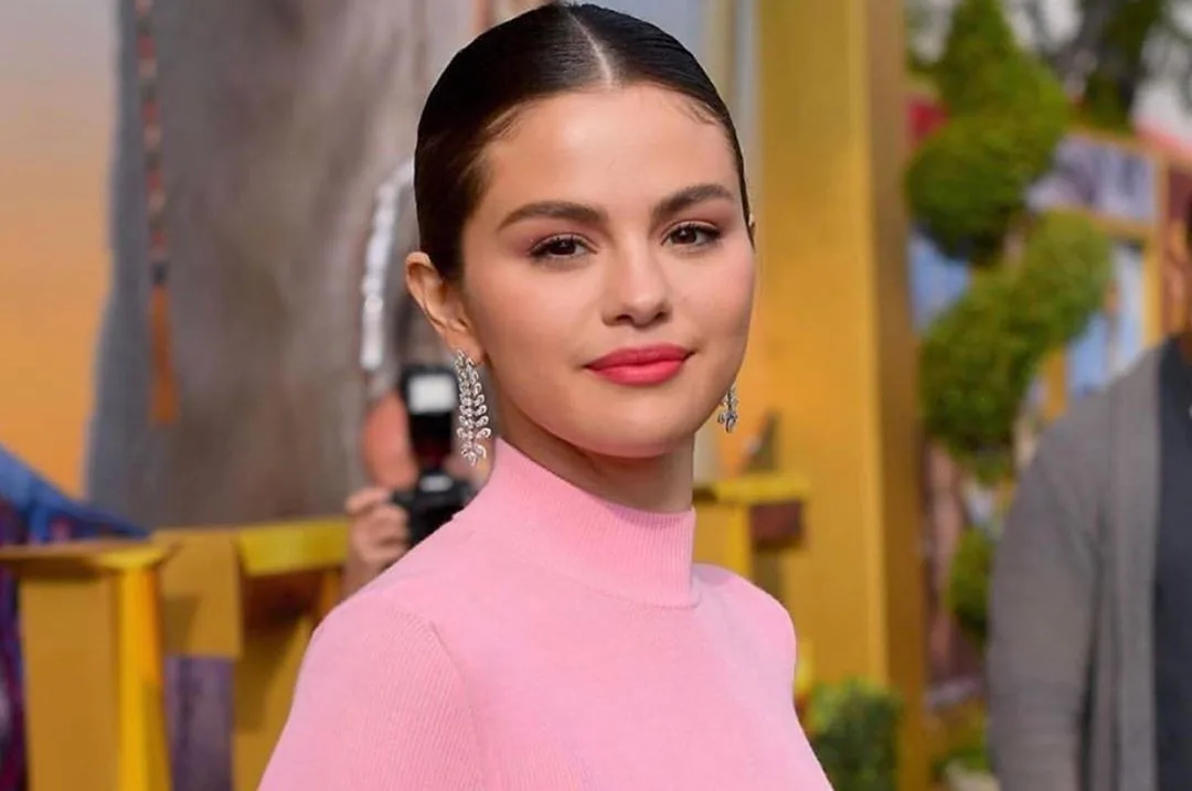 Selena Gomez recebe elogios na web após exibir novo visual