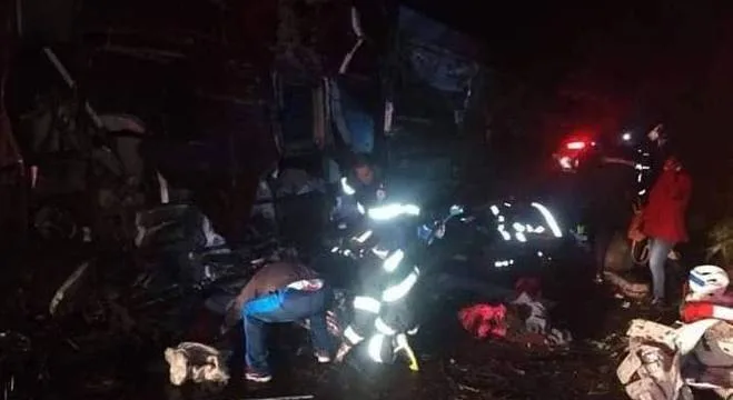 Ônibus colide com carros, capota e deixa 10 mortos em Campos do Jordão